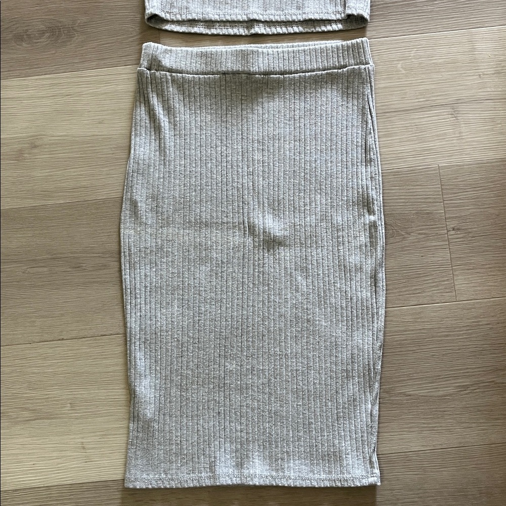 Gray Ribbed Knit Skirt by - Picture 5 of 5